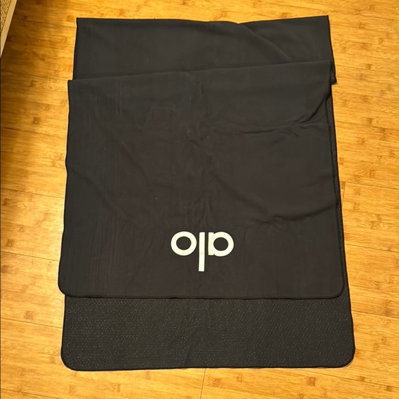 Alo Yoga Black towel - Picture 1 of 1